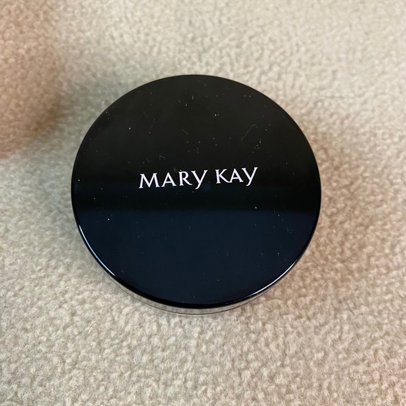 Mary Kay Silky Setting Powder Medium Beige 0.28 oz 8g BR16 Flawless Makeup New - Picture 2 of 4